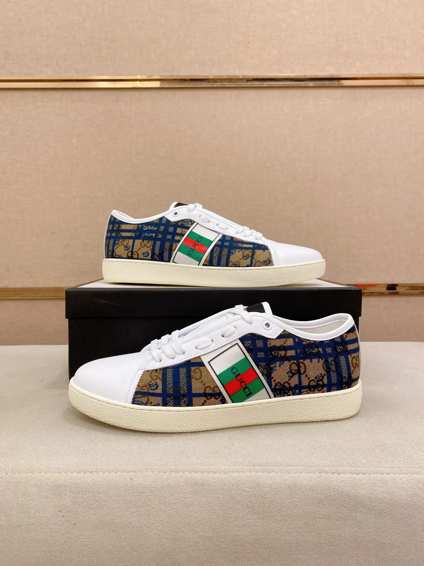 Factory price: 400💰 (GUCCI) The latest model from the official website 🎁🎁Casual and fashionable men's shoes👟, hot style 💥The version is simple and elegant, exclusive for trendy men. Unique official website latest brand elements 👑Gucci original decoration, fashionable and generous, the fabric is original cowhide ✅sheepskin lining, the official website specifies wear-resistant casual outsole, the classic model is taken in kind at the counter🎬38-44 (45 is not returned or exchanged)